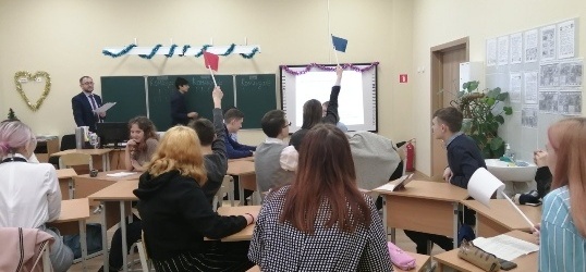 Урок-игра посвящённый конституции РФ прошел  в 10 классе нашей школы