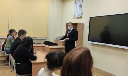 Сегодня нашу школу посетил депутат Законодательного собрания Лен.области- Караваев Сергей Сергеевич