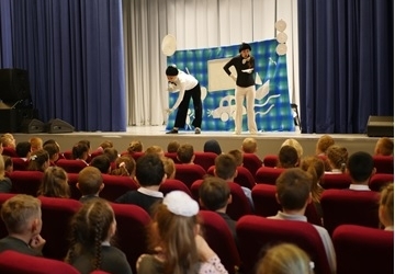 Сегодня в гости к ученикам начальных классов приходил Театр под названием "Волшебный мандарин"