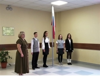 Сегодня во всех школах России состоялась первая церемония поднятия Государственного флага страны